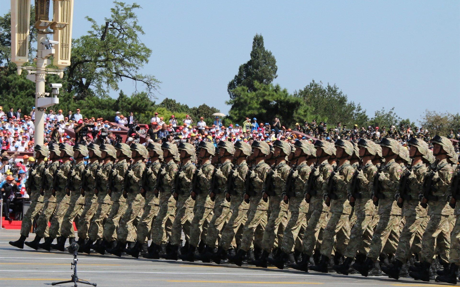 五大联赛争冠球队的防守区域战术差异分析，五大联赛各球队的关系